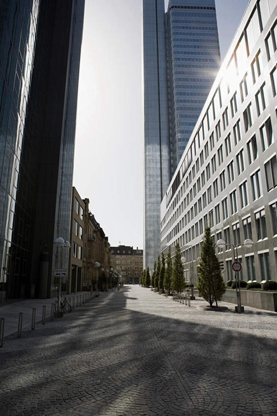 无人,家,高楼大厦,竖图,室外,白天,仰视,度假,办公楼,美景,树林,植物,城市风光,城市,大厦,建筑,摩天大楼,写字楼,德国,欧洲,阴影,光线,影子,房屋,屋子,景观,娱乐,楼房,住宅,树,树木,蓝色,绿色,蓝天,天空,阳光,自然,楼宇,天,享受,休闲,商务楼,景色,放松,生长,晴朗,成长,西欧,万里无云,德意志联邦共和国,法兰克福,法兰克福市,黑森州,晴空,晴空万里,彩图,低角度拍摄,房子,大楼,高层建筑,高楼,摩天楼