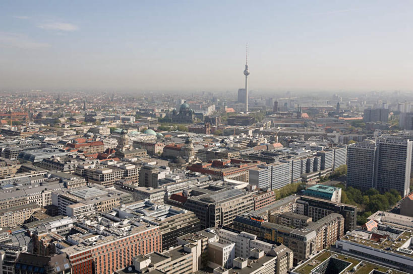 无人,家,高楼大厦,横图,俯视,航拍,室外,白天,度假,美景,植物,城市风光,城市,大厦,建筑,摩天大楼,德国,欧洲,房屋,屋子,地平线,景观,辽阔,地面,首都,娱乐,楼房,柏林,住宅,树,树木,蓝色,绿色,蓝天,天空,自然,楼宇,天,享受,休闲,广阔,景色,放松,生长,晴朗,成长,一望无际,西欧,鸟瞰,延伸,万里无云,德意志联邦共和国,通信塔,天地相交,柏林州,无边无际,一马平川,晴空,晴空万里,彩图,高角度拍摄,房子,大楼,高层建筑,高楼,摩天楼