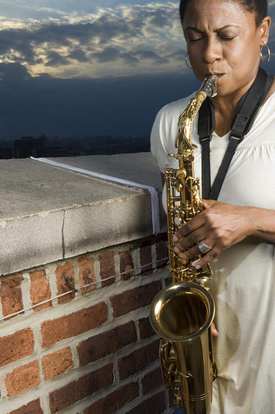 西方人,一个人,露台,站,闭眼,竖图,室外,白天,正面,日落,欧洲,非洲,黑人,欧洲人,仅一个女性,仅一个人,服装,艺术,金属,墙,晚霞,霞光,落日,管乐器,乐器,萨克斯,铜管乐器,音乐,吹奏,演奏,休闲装,墙壁,墙面,一个,衣服,黄昏,站着,仅一个中年女性,休闲,休闲服,彩霞,服饰,单个,萨克斯风,萨克斯管,夕照,女人,女性,中年女性,非洲人,夕阳,闭眼睛,闭着眼,闭着眼睛,站立,半身,彩图,晒台,天台,眺望台,斜阳