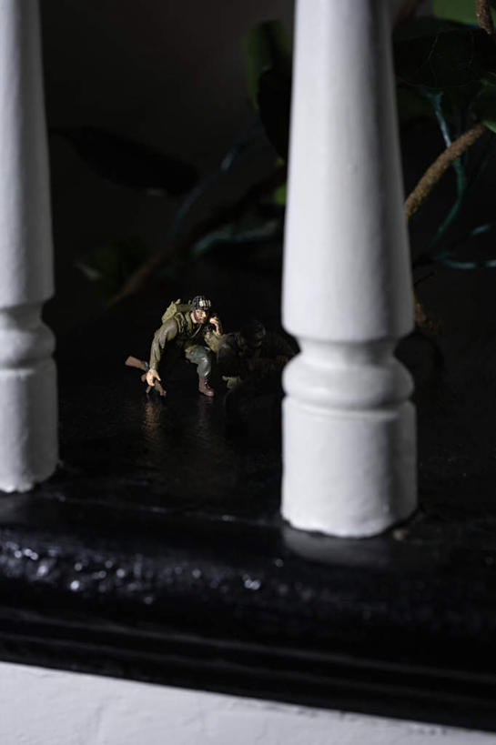 西方人,一个人,无人,栏杆,站,蹲,竖图,室内,白天,正面,游戏,玩具,欧洲,欧洲人,仅一个男性,仅一个人,士兵,围栏,玩,娱乐,护栏,仅一个年轻男性,站着,休闲,益智,战争,活动,发泄,消遣,智力,战斗,部队,军队,宣泄,兵士,战役,男人,男性,年轻男性,白种人,蹲着,玩耍,嬉戏,站立,彩图,全身