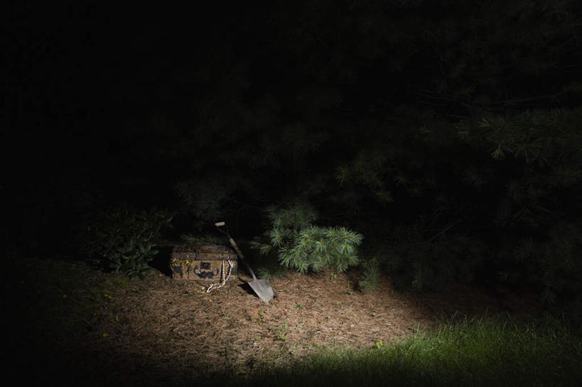 无人,横图,俯视,室外,夜晚,金属制品,珠宝,一堆,许多,堆叠,堆积,金属,木制,铲子,工具,木盒,很多,木制品,容器,财富,储藏,堆,挖掘,储存,农具,耕具,开掘,财产,发掘,开垦,彩图,高角度拍摄,贮存