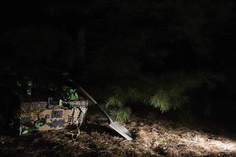 无人,横图,俯视,室外,夜晚,金属制品,珠宝,一堆,许多,堆叠,堆积,金属,木制,铲子,工具,木盒,很多,木制品,容器,财富,储藏,堆,挖掘,储存,农具,耕具,开掘,财产,发掘,开垦,彩图,高角度拍摄,贮存