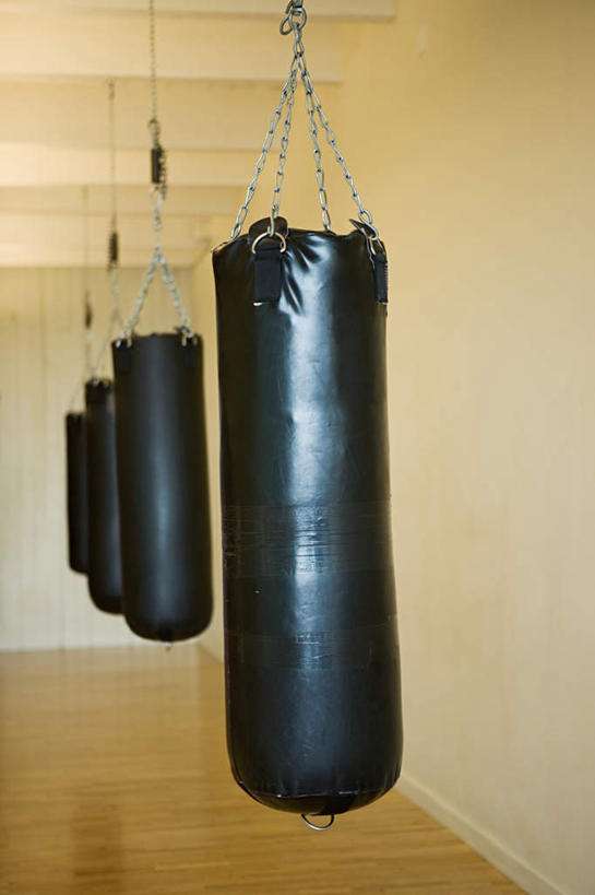 无人,健身房,竖图,室内,白天,正面,地板,静物,一排,吊挂,悬挂,阴影,朦胧,模糊,整齐,反射,影子,墙,地面,挂,木地板,墙壁,墙面,排列,白色,四个,队列,沙包,沙袋,彩图,健身馆