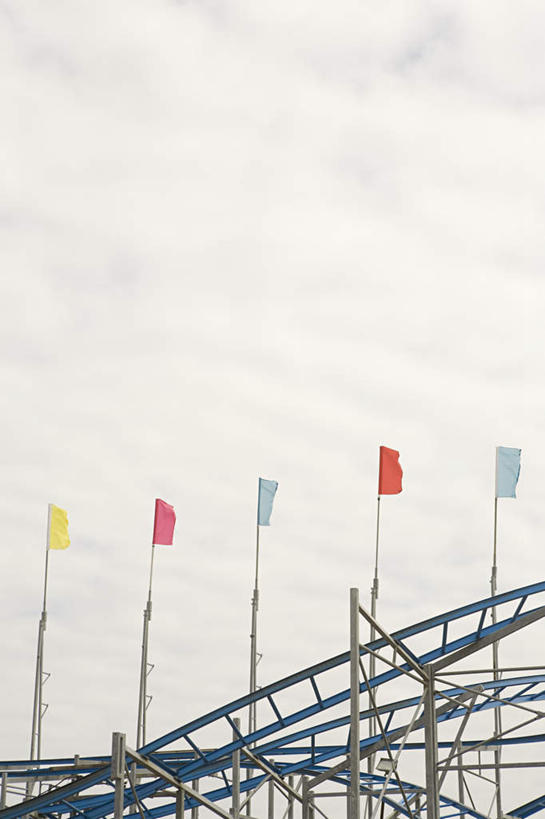 无人,竖图,彩色,室外,白天,正面,度假,游戏,美景,城市风光,城市,旗帜,一排,曲折,弯曲,整齐,景观,乌云,云,阴天,云朵,玩,云彩,娱乐,旗子,过山车,排列,天空,天,享受,休闲,景色,放松,游乐设施,云霄飞车,蜿蜒,活动,五颜六色,色彩斑斓,昏暗,阴沉,队列,发泄,消遣,智力,五彩缤纷,宣泄,五彩斑斓,旌旗,旗号,滑落,游艺设施,爬升,倒转,五光十色,玩耍,嬉戏,彩图