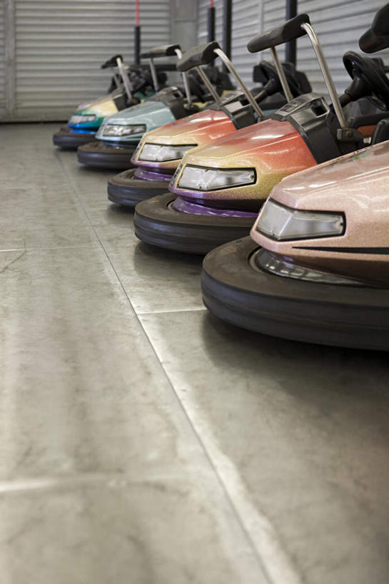 无人,游乐园,竖图,室外,白天,正面,度假,游戏,美景,城市风光,城市,游乐场,一排,整齐,景观,玩,娱乐,车,排列,享受,休闲,景色,放松,游乐设施,碰碰车,活动,队列,发泄,消遣,智力,载具,宣泄,乐园,游艺设施,玩耍,嬉戏,彩图