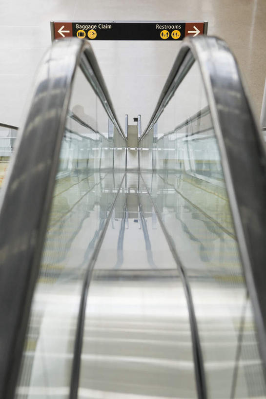 无人,机场,竖图,室内,白天,正面,电梯,飞机场,指示牌,标志,文字,电动扶梯,自动扶梯,运输工具,标识,航空站,空港,彩图,扶手电梯,升降设备,运输带,自动行人电梯,电扶梯