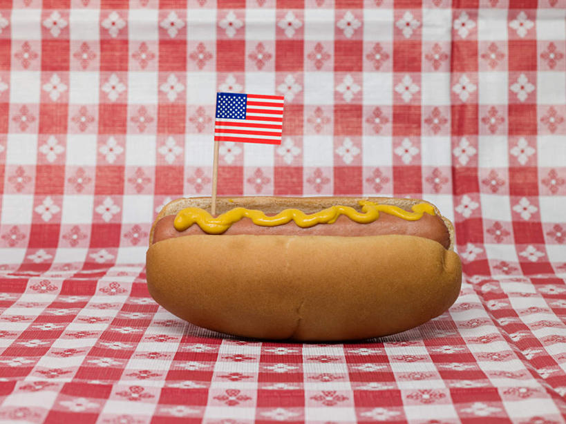 无人,横图,室内,白天,正面,烹饪,西餐,旗帜,国旗,一面,阴影,反射,布料,影子,香肠,料理,食品,腊肠,热狗,布纹,菜肴,美食,桌布,食物,一个,餐巾,台布,快餐,果酱,西式,美国国旗,佳肴,单个,西式快餐,垃圾食品,果子酱,旗,彩图