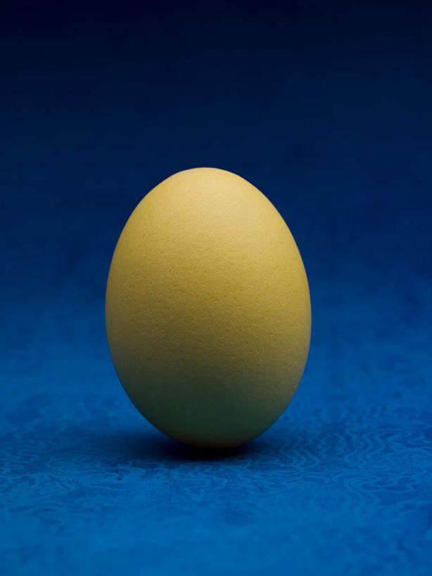 无人,竖图,室内,特写,白天,正面,桌面,桌子,复活节,蓝色背景,节日,庆祝,木制,蛋,文化,一个,黄色,木制品,庆典,摄影,影棚,单个,纪念,彩蛋,复活节彩蛋,彩图,影棚拍摄,拍摄