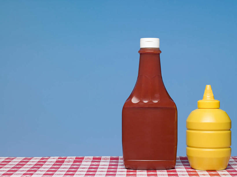 无人,横图,室内,白天,正面,桌面,桌子,蓝色背景,木制,布料,布纹,番茄酱,桌布,红色,餐巾,木制品,瓶子,塑料制品,台布,果酱,塑料瓶,摄影,影棚,芥末酱,果子酱,彩图,影棚拍摄,拍摄