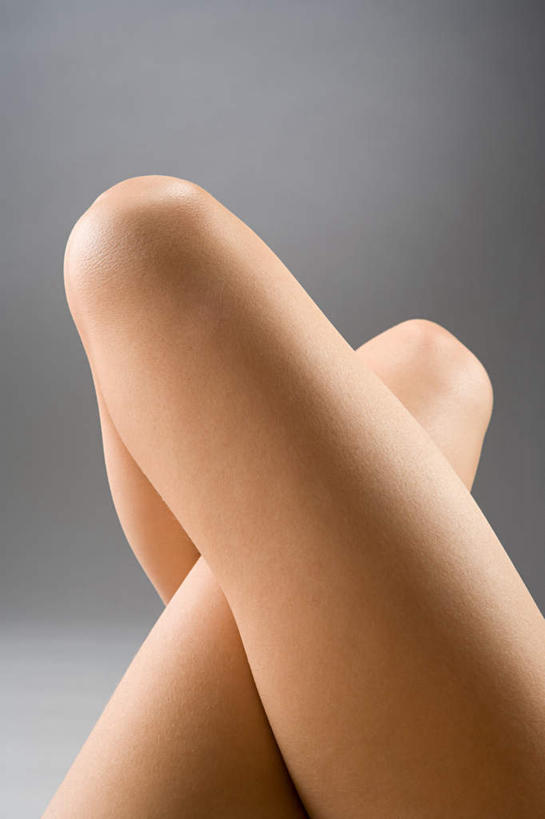 西方人,腿部,腿,一个人,竖图,室内,特写,白天,正面,欧洲,欧洲人,仅一个年轻女性,仅一个女性,仅一个人,灰色背景,二郎腿,裸露,摄影,影棚,裸,年轻女性,女人,女性,白种人,半身,彩图,影棚拍摄,拍摄