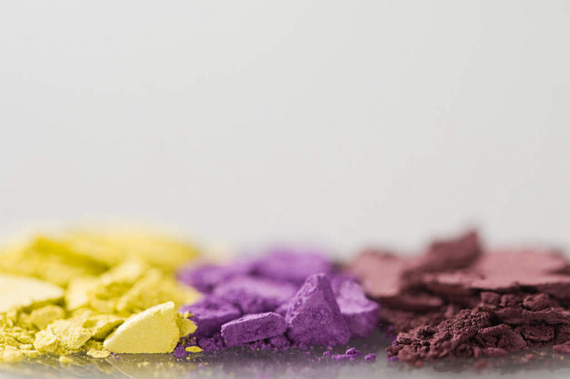 无人,横图,俯视,室内,特写,白天,白色背景,化妆,美容,静物,一排,护肤,阴影,朦胧,模糊,破碎,整齐,反射,粉饼,影子,棕色,排列,黄色,紫色,化妆品,保养,享受,休闲,放松,保健,摄影,影棚,破裂,队列,养颜,摧毁,彩图,高角度拍摄,影棚拍摄,拍摄