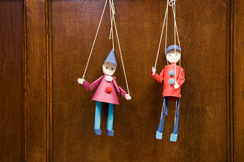 无人,横图,室内,特写,白天,正面,摆设,静物,吊挂,悬挂,艺术,装饰,木制,人偶,墙,挂,文化,墙壁,墙面,装饰品,两个,模型,木制品,装饰物,工艺品,华丽,修饰,点缀,高雅,木偶,饰物,简洁,衬托,美观,雅致,雅观,木偶人,木人,彩图