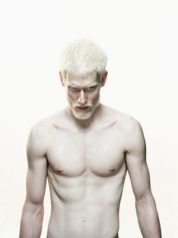 西方人,胡须,一个人,站,闭眼,竖图,室内,白天,白色背景,正面,欧洲,欧洲人,仅一个男性,仅一个人,裸露,仅一个年轻男性,低头,站着,摄影,影棚,裸,垂头,白化病,男人,男性,年轻男性,白种人,胡子,络腮胡,闭眼睛,闭着眼,闭着眼睛,站立,半身,彩图,影棚拍摄,拍摄