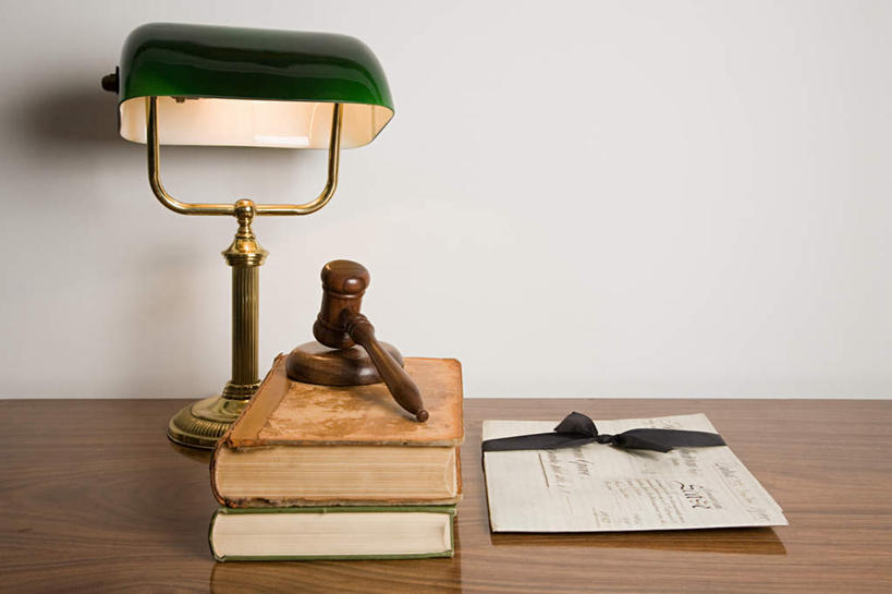 无人,横图,室内,白天,正面,看书,阅读,台灯,桌面,桌子,书籍,照明,学习,阴影,光线,木制,材料,档案,文件,影子,纸,灯光,灯,木制品,手稿,书本,资料,灯具,看,拍卖槌,拍卖锤,读书,浏览,证明,照亮,照明设备,文档,法槌,法锤,法令,公法,功令,国法,司法,王法,执法,书,图书,彩图,法律
