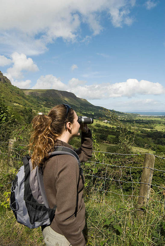 西方人,一个人,站,竖图,室外,白天,侧面,旅游,度假,仪器,科技,草地,草坪,美景,山,山脉,植物,英国,欧洲,北爱尔兰,欧洲人,仅一个年轻女性,仅一个女性,仅一个人,眺望,握,服装,检查,研究,反射,分析,科学,包,望远镜,景观,山峰,云,云朵,山峦,拿,云彩,旅行包,拿着,注视,休闲装,娱乐,草,树,树木,衣服,蓝色,绿色,白云,蓝天,天空,自然,背包,群山,天,观察,看,站着,享受,休闲,休闲服,景色,放松,清晰,探索,握着,服饰,生长,放大,晴朗,成长,观看,仔细,科研,察看,科学技术,瞭望,聚焦,西欧,关注,自然风光,大不列颠,远视镜,瞭望镜,大不列颠及北爱尔兰联合王国,光学,清楚,旅游包,大不列颠联合王国,日不落英帝国,安特里姆郡,年轻女性,女人,女性,白种人,晴空,站立,半身,彩图,光学仪器,千里镜,双肩包