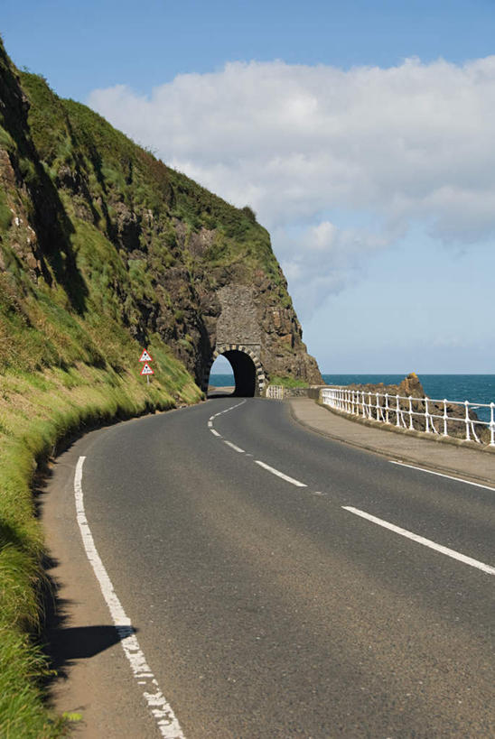 无人,竖图,室外,白天,正面,旅游,度假,草地,草坪,石头,美景,植物,道路,路,公路,英国,欧洲,北爱尔兰,石子,景观,悬崖,云,云朵,分界线,停车线,交通,云彩,娱乐,草,蓝色,绿色,白云,蓝天,天空,自然,天,享受,休闲,景色,放松,晴朗,车行道,车行道分界线,西欧,自然风光,标线,大不列颠,车行线,大不列颠及北爱尔兰联合王国,绝壁,大不列颠联合王国,日不落英帝国,安特里姆郡,石块,岩石,晴空,马路,彩图