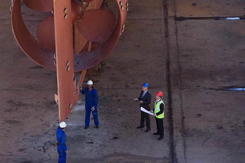 西方人,四个人,伙伴,朋友,工程师,建筑工人,建筑师,工厂,码头,站,说,横图,俯视,室外,白天,工作服,制服,讨论,友谊,合作,团队,港口,帽子,欧洲,欧洲人,握,头盔,图纸,设计图,注视,安全帽,看,站着,战略,握着,关注,工程图,草图,蓝图,联合,合谋,四顶,工作制服,交流,配合,协作,男人,男性,中年男性,白种人,设计,技师,建筑工,建筑设计师,沟通,讲话,交谈,商讨,说话,抬头,谈话,仰头,站立,彩图,高角度拍摄,全身,工作套服,摆渡口,埠头,渡口,渡头,港湾,工地,海港,货运码头,口岸,商港,制造厂