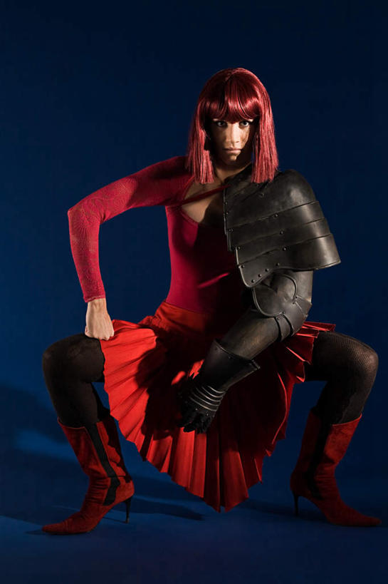 西方人,一个人,站,蹲,竖图,室内,白天,正面,民族服装,安全,欧洲,欧洲人,仅一个年轻女性,仅一个女性,仅一个人,撑,阴影,蓝色背景,朦胧,模糊,反射,假发,盔甲,影子,防护,浪漫,红色,站着,温暖,摄影,影棚,星座,张开双腿,保护,撑着,忧郁,占卜,保险,防御,铠甲,防具,防卫,多愁善感,巨蟹座,领导型,展开双腿,平安,年轻女性,女人,女性,白种人,蹲着,站立,彩图,全身,影棚拍摄,传统服装,民俗服,拍摄,短发,伸展双腿,甲胄