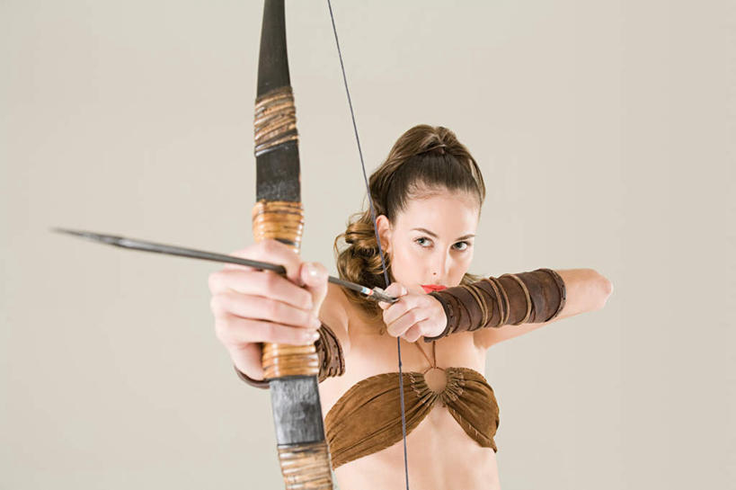 西方人,一个人,站,横图,室内,白天,正面,欧洲,欧洲人,仅一个年轻女性,仅一个女性,仅一个人,握,灰色背景,弓箭,墙,注视,墙壁,墙面,灰色,抹胸,箭,观察,看,站着,握着,摄影,影棚,射手座,星座,观看,察看,坚强,关注,对准,瞄准,占卜,人马座,多情,慷慨,坦诚,年轻女性,女人,女性,白种人,站立,半身,彩图,影棚拍摄,拍摄