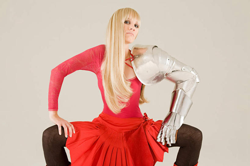 西方人,头发,一个人,横图,室内,白天,白色背景,正面,裙子,安全,欧洲,欧洲人,仅一个年轻女性,仅一个女性,仅一个人,连衣裙,盔甲,墙,防护,浪漫,注视,墙壁,墙面,红色,白色,观察,看,温暖,金色,搭,摄影,影棚,星座,观看,张开双腿,保护,察看,搭着,关注,忧郁,占卜,保险,防御,铠甲,防具,防卫,多愁善感,巨蟹座,领导型,展开双腿,平安,年轻女性,女人,女性,白种人,长发,直发,半身,彩图,影棚拍摄,拍摄,伸展双腿,甲胄