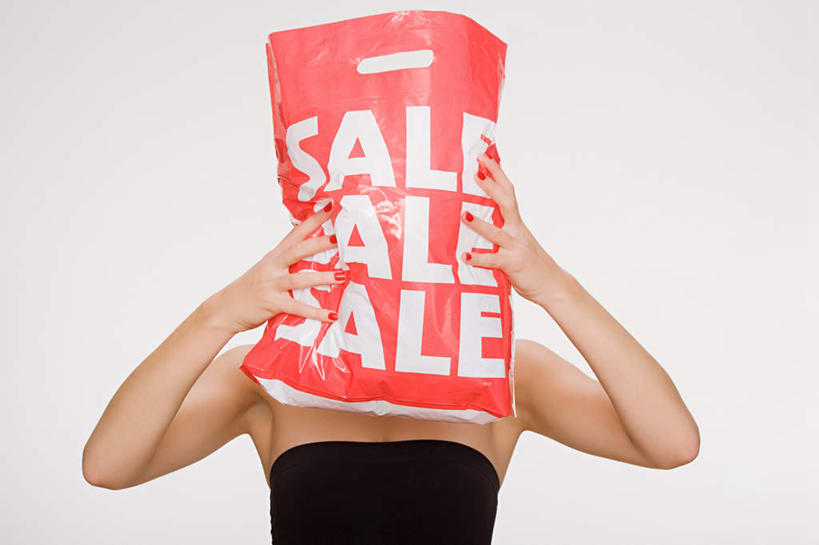 西方人,脸,头,脸颊,手,一个人,站,横图,室内,特写,白天,白色背景,正面,裙子,购物,消费,袋子,欧洲,欧洲人,双手,仅一个年轻女性,仅一个女性,仅一个人,握,连衣裙,英文,包装袋,标志,手提袋,文字,字符,字母,购物袋,标识,肩膀,黑色,抹胸,站着,手部,握着,遮,遮掩,金融,摄影,影棚,英文字母,掩盖,遮挡,购买,贸易,遮盖,打折,折扣,抹胸裙,掩饰,年轻女性,女人,女性,白种人,头部,脸部,脸蛋,面部,站立,半身,彩图,影棚拍摄,拍摄