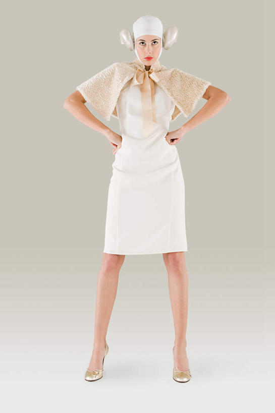 西方人,一个人,站,竖图,室内,白天,白色背景,正面,民族服装,帽子,欧洲,欧洲人,仅一个年轻女性,仅一个女性,仅一个人,握,注视,白色,观察,看,站着,握着,摄影,影棚,星座,观看,察看,关注,占卜,一顶,白羊座,冲动,乐观,领导型,牡羊座,毅力,冒险,年轻女性,女人,女性,白种人,站立,半身,彩图,影棚拍摄,传统服装,民俗服,拍摄