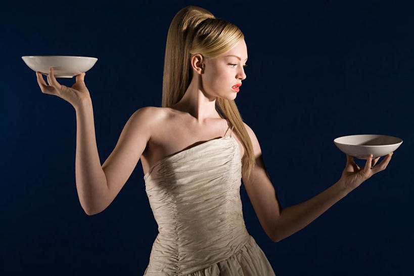 西方人,一个人,站,举,捧,横图,室内,白天,正面,裙子,餐具,欧洲,欧洲人,仅一个年轻女性,仅一个女性,仅一个人,蓝色背景,连衣裙,碟子,盘,注视,两个,白色,抹胸,盘子,碟,观察,看,托,站着,摄影,影棚,星座,观看,优雅,察看,坚强,关注,灵活,占卜,抹胸裙,理智,天秤座,聪明,年轻女性,女人,女性,白种人,端,端着,举起,举手,举着,捧着,手捧,向上举,向上伸,向上托,站立,半身,彩图,影棚拍摄,拍摄,公平