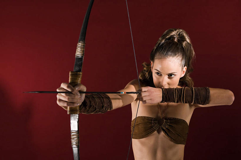 西方人,一个人,站,横图,室内,白天,正面,欧洲,欧洲人,仅一个年轻女性,仅一个女性,仅一个人,握,红色背景,弓箭,墙,注视,墙壁,墙面,灰色,抹胸,箭,观察,看,站着,握着,摄影,影棚,射手座,星座,观看,察看,坚强,关注,对准,瞄准,占卜,人马座,多情,慷慨,坦诚,年轻女性,女人,女性,白种人,站立,半身,彩图,影棚拍摄,拍摄