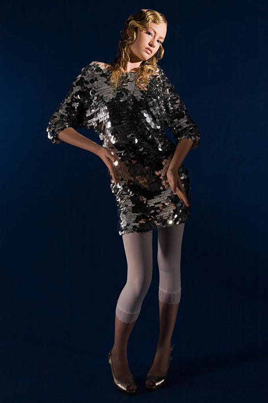 西方人,一个人,站,摸,竖图,室内,白天,正面,欧洲,欧洲人,仅一个年轻女性,仅一个女性,仅一个人,抚摸,蓝色背景,服装,注视,衣服,观察,看,站着,摄影,服饰,影棚,星座,观看,察看,衣着,穿着,关注,占卜,温柔,表演服,演出服,耐心,亲和,双鱼座,细腻,衣饰,道具服,年轻女性,女人,女性,白种人,触摸,接触,站立,彩图,全身,影棚拍摄,拍摄