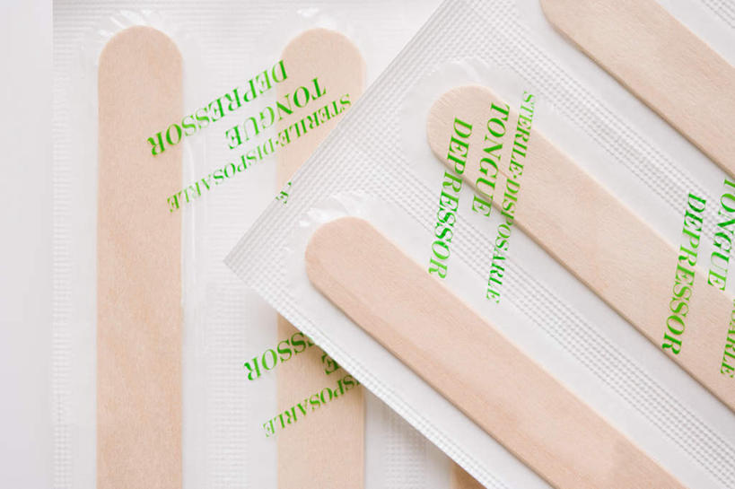 无人,横图,俯视,室内,特写,白天,静物,袋子,五个,许多,阴影,反射,木制,棒子,影子,塑料,排列,木制品,塑料制品,医疗设备,医疗器械,医疗工具,塑封,压舌板,摆列,检测工具,彩图,高角度拍摄,布列,分列,密封袋,塑封袋