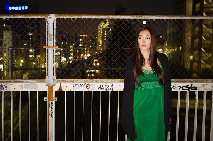 东方人,一个人,高楼大厦,栏杆,站,横图,室外,夜晚,正面,裙子,大厦,建筑,摩天大楼,亚洲,仅一个年轻女性,仅一个女性,仅一个人,阴影,连衣裙,服装,朦胧,模糊,光线,影子,栅栏,篱笆,围栏,灯光,扭头,注视,休闲装,黄种人,护栏,衣服,观察,看,站着,转头,休闲,休闲服,服饰,观看,吊带裙,察看,关注,拉巴斯,年轻女性,女人,女性,亚洲人,站立,半身,彩图,大楼,高层建筑,高楼,摩天楼