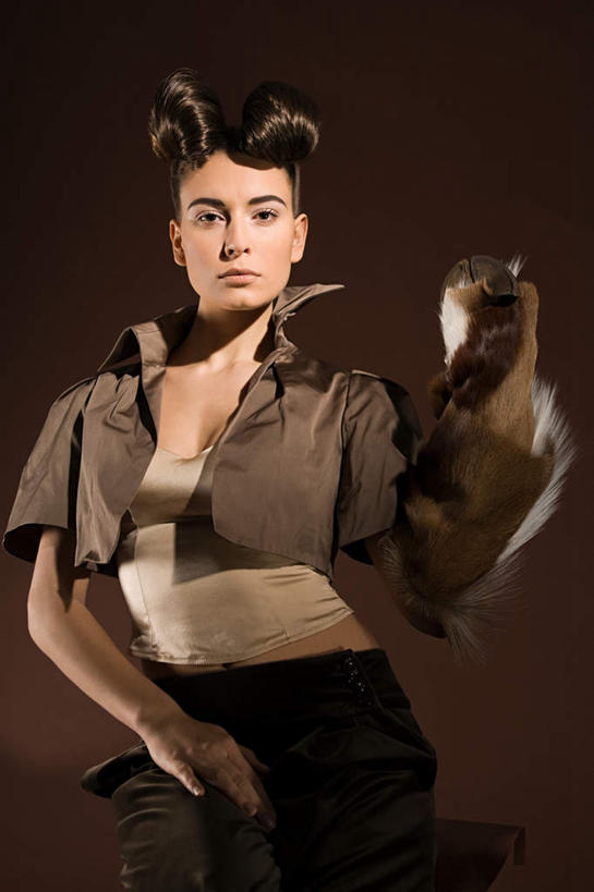 西方人,一个人,坐,举,竖图,室内,白天,正面,欧洲,欧洲人,仅一个年轻女性,仅一个女性,仅一个人,阴影,棕色背景,服装,反射,影子,棕色,注视,休闲装,衣服,观察,看,托,休闲,休闲服,可爱,摄影,服饰,影棚,星座,观看,羊皮,察看,关注,气质,占卜,可靠,摩羯座,隐忍,山羊座,年轻女性,女人,女性,白种人,举起,举手,举着,向上举,向上伸,向上托,坐着,半身,彩图,影棚拍摄,拍摄