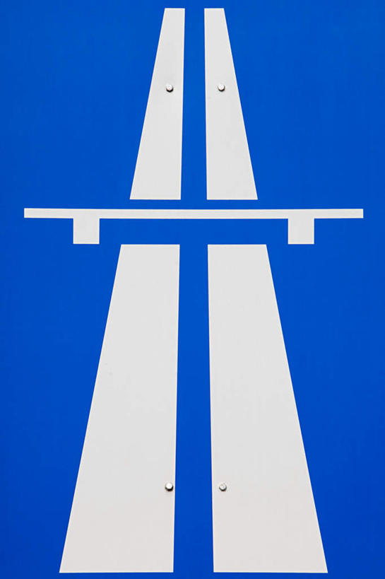 无人,竖图,室外,特写,白天,正面,度假,美景,城市风光,城市,道路,路,指示牌,公路,静物,阴影,反射,标志,文字,影子,景观,高架,交通,娱乐,标识,蓝色,白色,享受,休闲,景色,放松,高架桥,高架道路,跨线桥,彩图