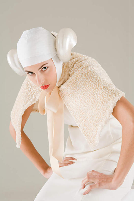 西方人,一个人,站,竖图,室内,白天,白色背景,正面,帽子,欧洲,欧洲人,仅一个年轻女性,仅一个女性,仅一个人,阴影,服装,反射,头巾,影子,注视,手叉腰,衣服,叉腰,观察,看,站着,摄影,服饰,影棚,星座,观看,察看,双手叉腰,衣着,穿着,关注,占卜,表演服,演出服,白羊座,冲动,乐观,领导型,牡羊座,毅力,衣饰,尤物,道具服,冒险,年轻女性,女人,女性,白种人,站立,半身,彩图,影棚拍摄,拍摄,佳丽,丽人,美人