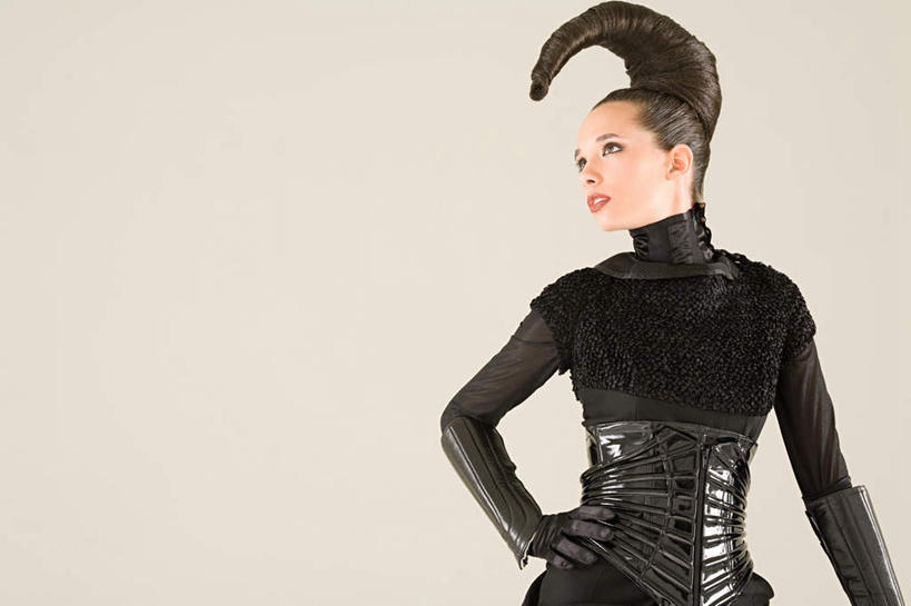 西方人,一个人,站,横图,室内,白天,正面,神秘,欧洲,欧洲人,仅一个年轻女性,仅一个女性,仅一个人,服装,注视,手叉腰,衣服,叉腰,观察,看,站着,安静,可爱,摄影,服饰,影棚,星座,观看,察看,准确,衣着,穿着,关注,气质,占卜,表演服,演出服,可靠,孤傲,摩羯座,天蝎座,隐忍,直觉,山羊座,衣饰,道具服,年轻女性,女人,女性,白种人,站立,半身,彩图,影棚拍摄,拍摄