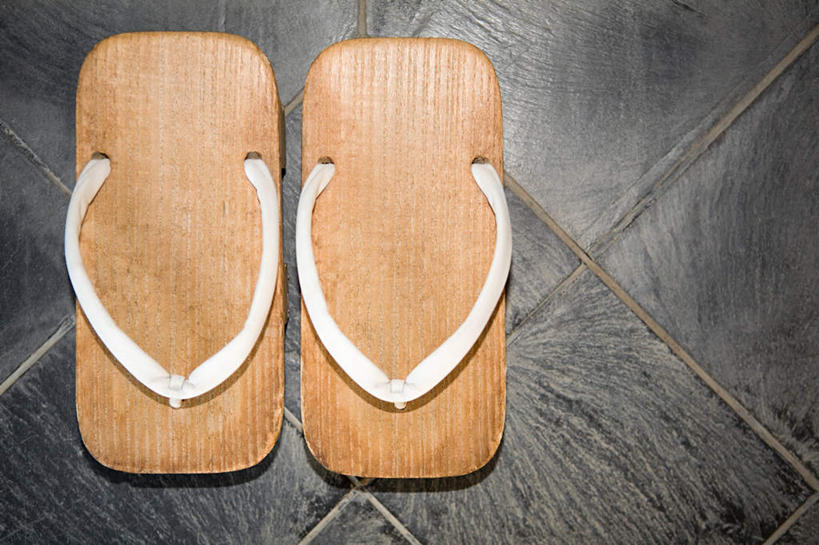 无人,横图,俯视,室内,特写,白天,静物,鞋子,一双,瓷砖,地砖,地面,木屐,木鞋,彩图,高角度拍摄,人字拖,人字拖鞋