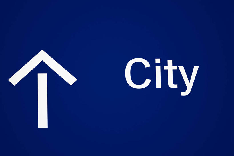 无人,横图,室内,特写,白天,正面,蓝色背景,英文,标志,文字,字符,字母,方向,标识,箭头,英文字母,指向,簇,彩图