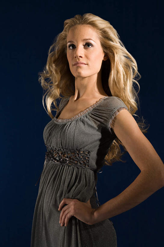 西方人,一个人,站,笑,微笑,竖图,室内,白天,正面,裙子,智慧,神秘,欧洲,欧洲人,仅一个年轻女性,仅一个女性,仅一个人,蓝色背景,连衣裙,注视,手叉腰,叉腰,观察,看,站着,独立,摄影,影棚,星座,观看,察看,关注,占卜,宝瓶座,冷静,水瓶座,年轻女性,女人,女性,白种人,站立,半身,彩图,影棚拍摄,拍摄