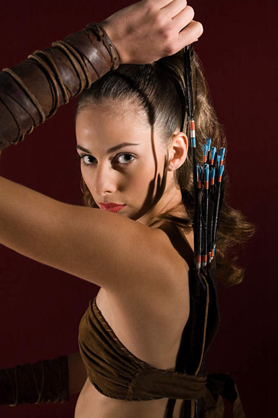 西方人,一个人,站,举,竖图,室内,白天,侧面,欧洲,欧洲人,仅一个年轻女性,仅一个女性,仅一个人,阴影,棕色背景,装饰,反射,头饰,影子,注视,抹胸,观察,看,托,站着,摄影,影棚,射手座,星座,观看,华丽,修饰,点缀,察看,坚强,关注,占卜,衬托,美观,雅致,雅观,人马座,多情,慷慨,坦诚,年轻女性,女人,女性,白种人,举起,举手,举着,向上举,向上伸,向上托,站立,半身,彩图,影棚拍摄,拍摄