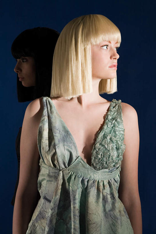 东方人,两个人,家庭,双胞胎,站,竖图,室内,白天,正面,裙子,智慧,亚洲,阴影,蓝色背景,连衣裙,反射,影子,花心,扭头,注视,黄种人,观察,看,站着,转头,温暖,温馨,一家人,交际,摄影,影棚,星座,观看,和睦,察看,敏捷,思维,关注,灵活,占卜,善变,双子座,圆滑,孤独,冷酷,伶俐,年轻女性,女人,女性,亚洲人,沟通,站立,半身,彩图,影棚拍摄,拍摄,融洽