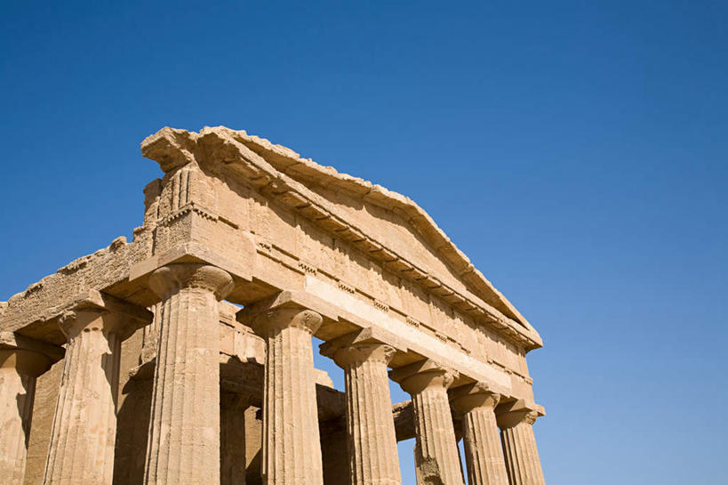 无人,横图,室外,白天,仰视,旅游,度假,石头,名胜古迹,标志建筑,地标,建筑,意大利,欧洲,一排,许多,阴影,遗迹,整齐,光线,石子,影子,柱子,古迹,文物,娱乐,建设,古建筑,排列,蓝色,蓝天,天空,阳光,天,享受,休闲,旅游胜地,放松,晴朗,西西里,队列,南欧,古文明,万里无云,意大利共和国,西西里岛,阿格里真托神殿,阿格利真托,石块,岩石,晴空,晴空万里,彩图,低角度拍摄