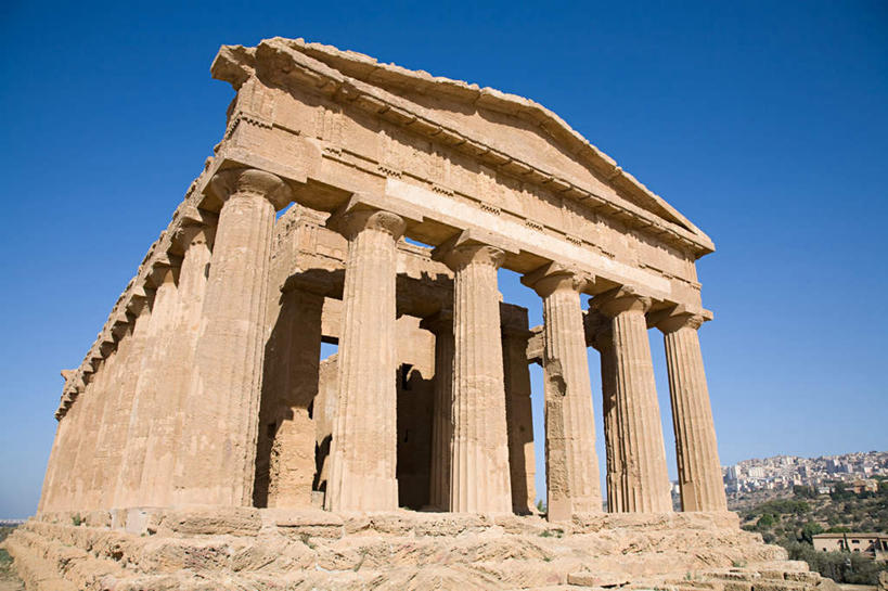 无人,横图,室外,白天,仰视,旅游,度假,石头,名胜古迹,标志建筑,地标,建筑,意大利,欧洲,一排,许多,阴影,遗迹,整齐,光线,石子,影子,柱子,古迹,文物,娱乐,建设,古建筑,排列,蓝色,蓝天,天空,阳光,天,享受,休闲,旅游胜地,放松,晴朗,西西里,队列,南欧,古文明,万里无云,意大利共和国,西西里岛,阿格里真托神殿,阿格利真托,石块,岩石,晴空,晴空万里,彩图,低角度拍摄