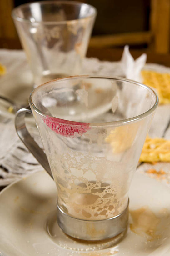 无人,餐厅,竖图,俯视,室内,特写,白天,餐桌,桌子,杯子,阴影,朦胧,模糊,反射,影子,玻璃制品,红色,唇膏,水杯,餐台,玻璃杯,彩图,高角度拍摄,餐馆,饭店,饭馆,唇印