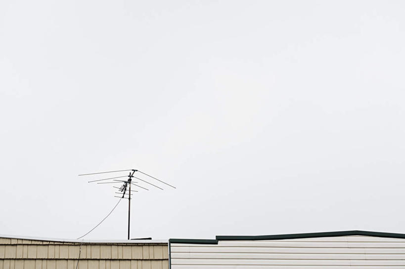 无人,家,横图,室外,白天,仰视,度假,天线,卫星,美景,城市风光,城市,房屋,屋子,景观,娱乐,楼房,住宅,天空,天,享受,休闲,景色,放松,晴朗,信号,无线电,卫星天线,万里无云,卫星通信,卫星信号,晴空,晴空万里,彩图,低角度拍摄,房子