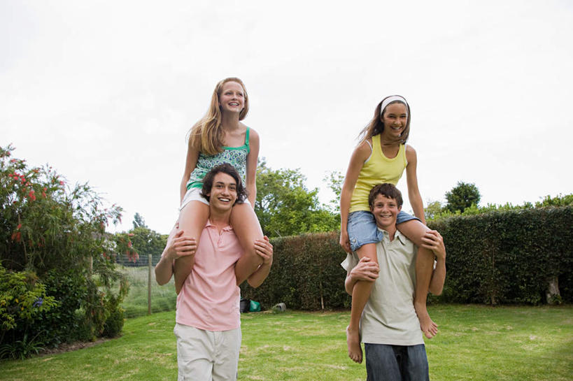 西方人,腿部,脚,脚趾,脚趾甲,腿,四个人,伙伴,朋友,坐,走,笑,微笑,露齿笑,横图,室外,白天,仰视,爱情,友谊,草地,草坪,植物,欧洲,欧洲人,服装,朦胧,模糊,装饰,浪漫,注视,休闲装,光脚,草,树,树木,骑,衣服,蓝色,绿色,蓝天,天空,自然,发箍,发饰,饰品,天,观察,看,扛,休闲,温暖,温馨,赤脚,休闲服,恩爱,恋人,服饰,生长,晴朗,成长,头箍,观看,和睦,察看,关注,发卡,配饰,万里无云,扛在肩上,骑在肩上,友情,男人,男性,年轻男性,年轻女性,女人,女性,白种人,脚指甲,情侣,晴空,晴空万里,步行,散步,走路,坐着,半身,彩图,低角度拍摄,伴侣,融洽