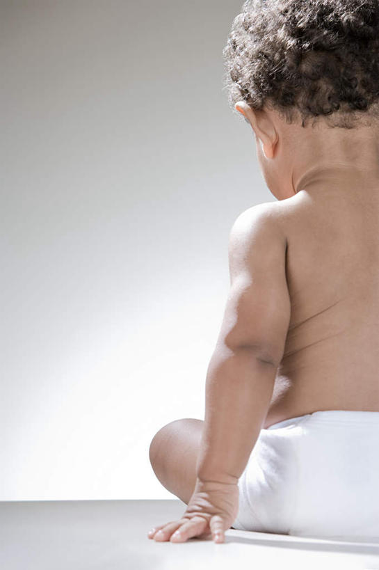 西方人,婴儿,儿童,一个人,坐,竖图,室内,白天,纯洁,欧洲,非洲,黑人,欧洲人,仅一个人,灰色背景,尿布,纸尿裤,尿不湿,小孩,背面,可爱,摄影,活泼,影棚,纸尿布,宝宝,纯真,烂漫,无邪,纸尿片,伶俐,天真,非洲人,孩子,坐着,半身,彩图,影棚拍摄,拍摄