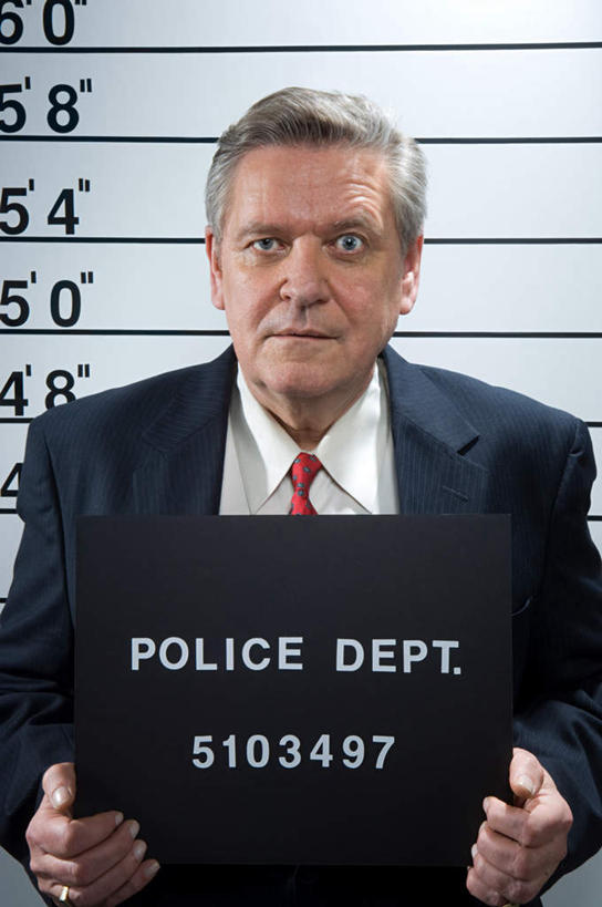 西方人,一个人,商务人士,商务男性,站,竖图,室内,白天,正面,衬衫,欧洲,欧洲人,仅一个男性,仅一个人,握,套装,标志,文字,纸,字符,字母,领带,拿,拿着,注视,标识,观察,看,站着,仅一个老年男性,握着,观看,察看,象征,庄重,犯人,关注,商务装,身份,囚犯,工薪阶层,正式,地位,监犯,囚徒,罪人,老年男性,男人,男性,白种人,白领,上班族,站立,半身,彩图,衬衣