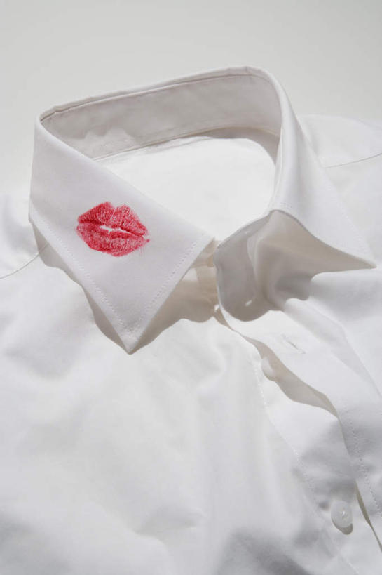 无人,竖图,俯视,室内,特写,白天,白色背景,衬衫,静物,阴影,服装,反射,影子,衣服,红色,白色,口红,一件,摄影,服饰,影棚,衣着,穿着,衣饰,彩图,高角度拍摄,影棚拍摄,衬衣,拍摄,唇印