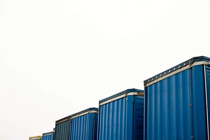 无人,工厂,横图,室外,白天,仰视,卡车,一排,许多,整齐,集装箱,很多,仓库,排列,蓝色,天空,天,集装箱车,晴朗,货车,队列,货运车,万里无云,晴空,晴空万里,载重汽车,彩图,低角度拍摄,工地,制造厂