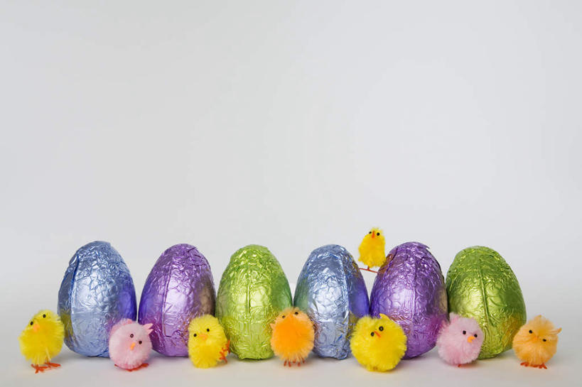 无人,站,横图,室内,特写,白天,白色背景,正面,游戏,鸡,玩具,复活节,一排,许多,阴影,节日,庆祝,整齐,反射,包装,包装纸,铝箔纸,锡箔纸,影子,纸,蛋,食品,糖,糖果,甜点,甜品,纸张,玩,注视,文化,娱乐,家禽,食物,排列,蓝色,绿色,紫色,动物,甜食,巧克力,观察,看,站着,庆典,休闲,毛绒,益智,摄影,牲畜,影棚,观看,活动,纪念,朱古力,察看,包装材料,队列,发泄,关注,消遣,智力,彩蛋,锡箔,复活节彩蛋,铝箔,宣泄,玩耍,嬉戏,站立,彩图,全身,影棚拍摄,拍摄